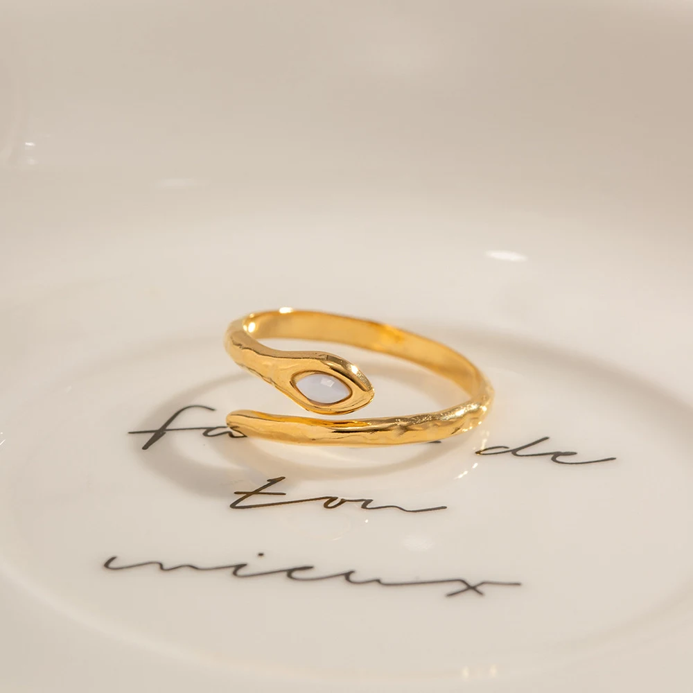 Anel de cobra INS Style com malaquita natural branca, aço inoxidável banhado a ouro 18K personalizado, joia elegante — foto 4