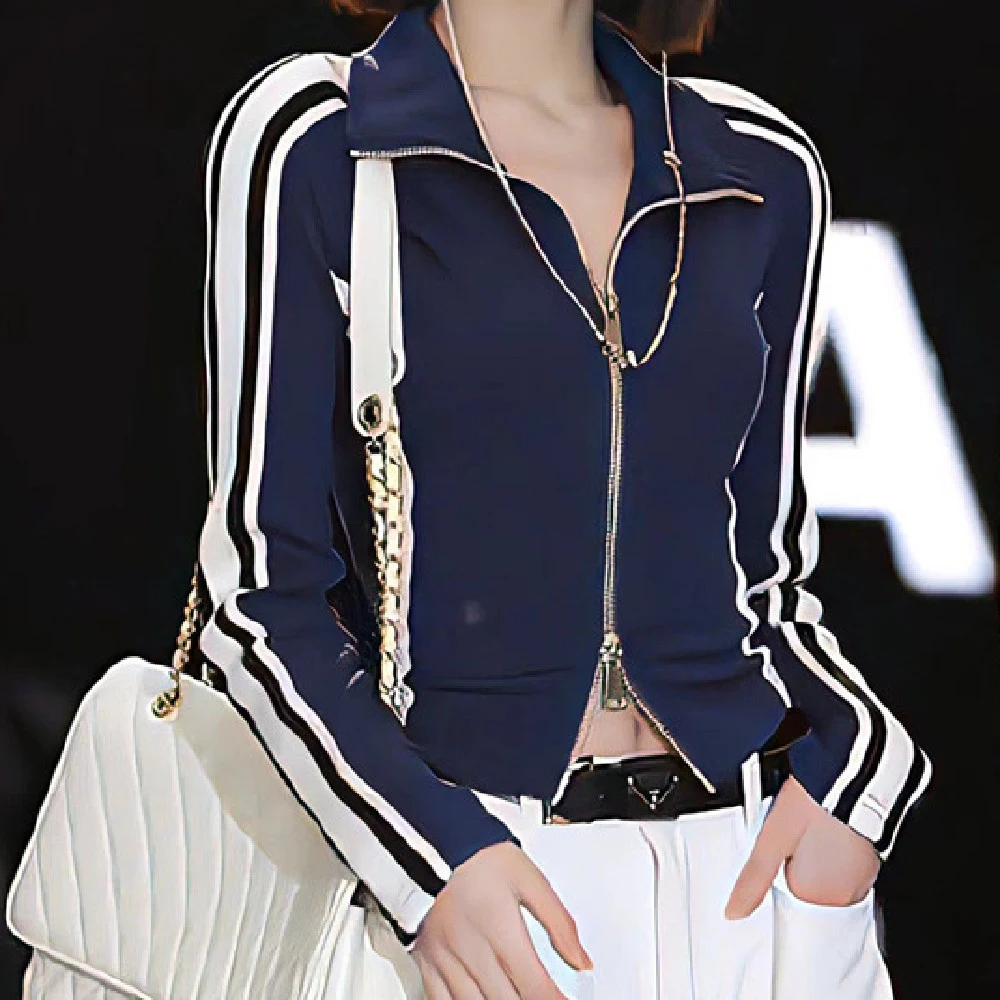 Camiseta longa slim listrada com zíper para um visual moderno e confortável. Perfeita para diversas ocasiões, fácil de combinar e usar no dia a dia. — foto 10