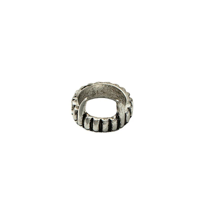 Anel de liga retrô masculino e feminino. Design dominante e moderno. Acessório de tendência para expressar sua personalidade forte e ousada. — foto 3