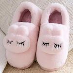 Bolso para el hogar de invierno con pantuflas de algodón, un conjunto adorable y cómodo para mantener los pies calientes y el hogar acogedor — foto 3