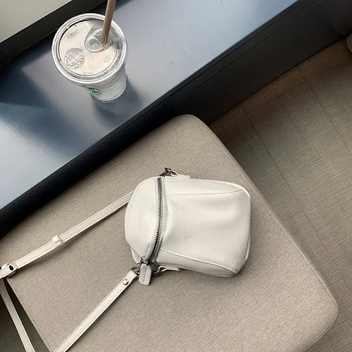 Title 3, Capa crossbody para celular com design chave cr...