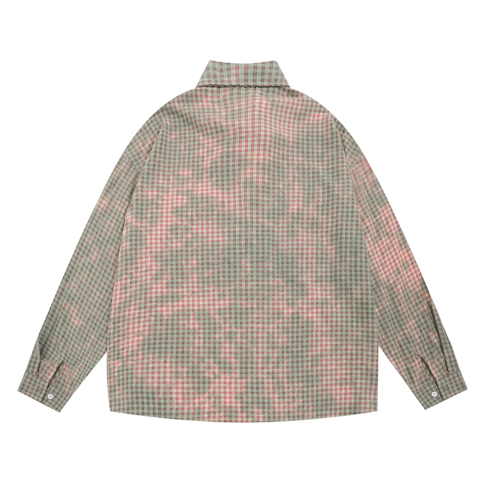 Camisa masculina de manga longa com tie-dye xadrez, estilo urbano americano. Design autêntico, conforto e visual moderno. — foto 12