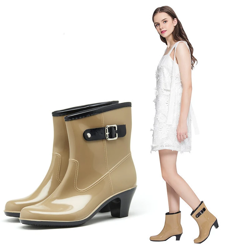 Botas de chuva femininas com fivela, cano médio e sola antiderrapante. Mantenha seus pés secos e seguros com conforto e estilo. — foto 9