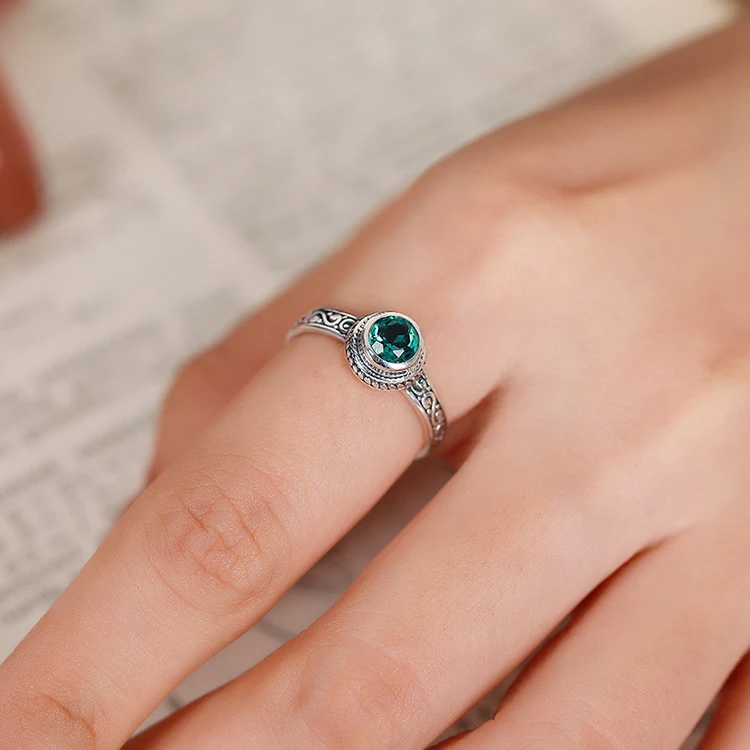 Anel Vintage de Prata S925 com Cristal Verde Redondo. Adicione um toque de elegância atemporal e brilho encantador ao seu visual diário. — foto 7