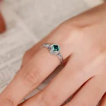 Anel Vintage de Prata S925 com Cristal Verde Redondo. Adicione um toque de elegância atemporal e brilho encantador ao seu visual diário. — foto 7
