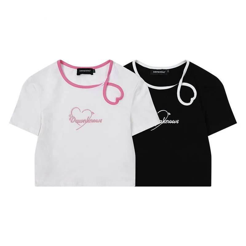 T-shirt corto da donna con cuore traforato, maniche corte, aderente, perfetto per un look femminile e trendy, ideale per ogni occasione. — foto 2