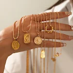 Colar de aço inoxidável com pingente de estrela e lua, design retro e metálico. Personalidade e estilo em aço titânio. — foto 7