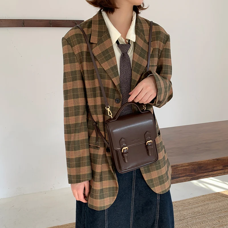 Mochila transversal estilo universitário, combina com tudo. Perfeita para faculdade e uso diário, oferecendo praticidade e estilo. — foto 6