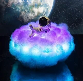 Luminária Astronauta LED Nuvens Coloridas com Efeito Arco-Íris Luz Noturna Infantil Quarto Decoração Lua — foto 4
