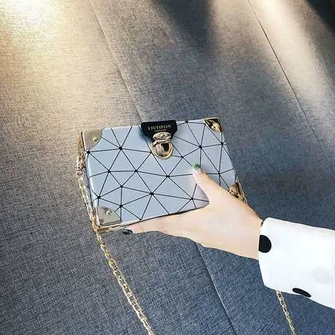 Bolsa transversal com padrão geométrico, design de caixa, perfeita para carregar seus pertences com estilo e segurança, ideal para o dia a dia. — foto 2
