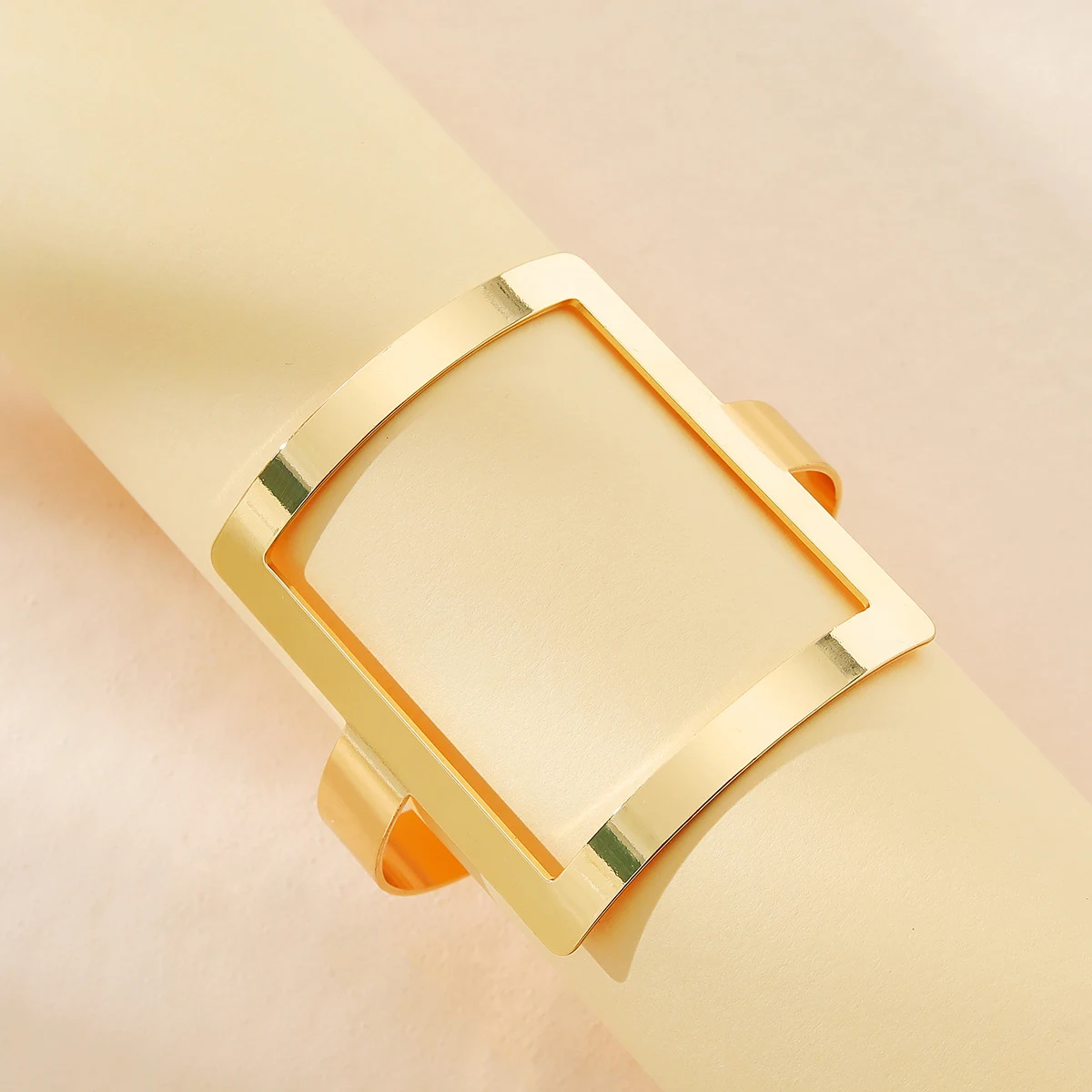 Anel de Braço Feminino Casual Simples Acessório de Moda Design Moderno e Versátil Perfeito para Uso Diário e Adicionar um Toque de Estilo ao Look — foto 6