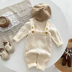 Macacão de malha torcida para homens e mulheres. Combine conforto e estilo com este macacão versátil, perfeito para um visual casual e moderno. — foto 4