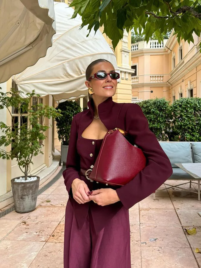 Top bordeaux a manica lunga con collo alto, perfetto per un look elegante e sofisticato, adatto a diverse occasioni. — foto 3