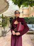 Top bordeaux a manica lunga con collo alto, perfetto per un look elegante e sofisticato, adatto a diverse occasioni. — foto 3