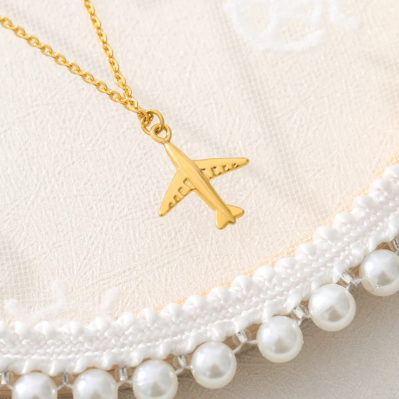 Colar com pingente de avião de papel em aço inoxidável, uma joia elegante e durável, ideal para expressar liberdade e sonhos, presente perfeito. — foto 3