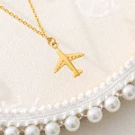 Colar com pingente de avião de papel em aço inoxidável, uma joia elegante e durável, ideal para expressar liberdade e sonhos, presente perfeito. — foto 3