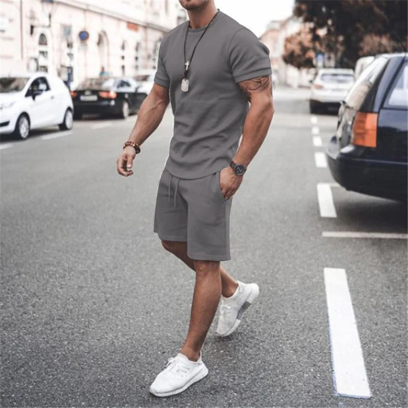 Jeugdige casual T-shirt met dunne ronde hals en korte mouwen, en een sportpak. Perfect voor sport en dagelijks gebruik, comfortabel en modieus. — foto 4