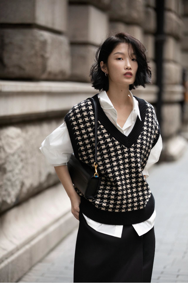 Damen Herbst Houndstooth Strickweste. Vielseitige Weste für stilvolle Lagenlooks. Weicher Strick, klassisches Muster, perfekt für Freizeit und Büro. — foto 6
