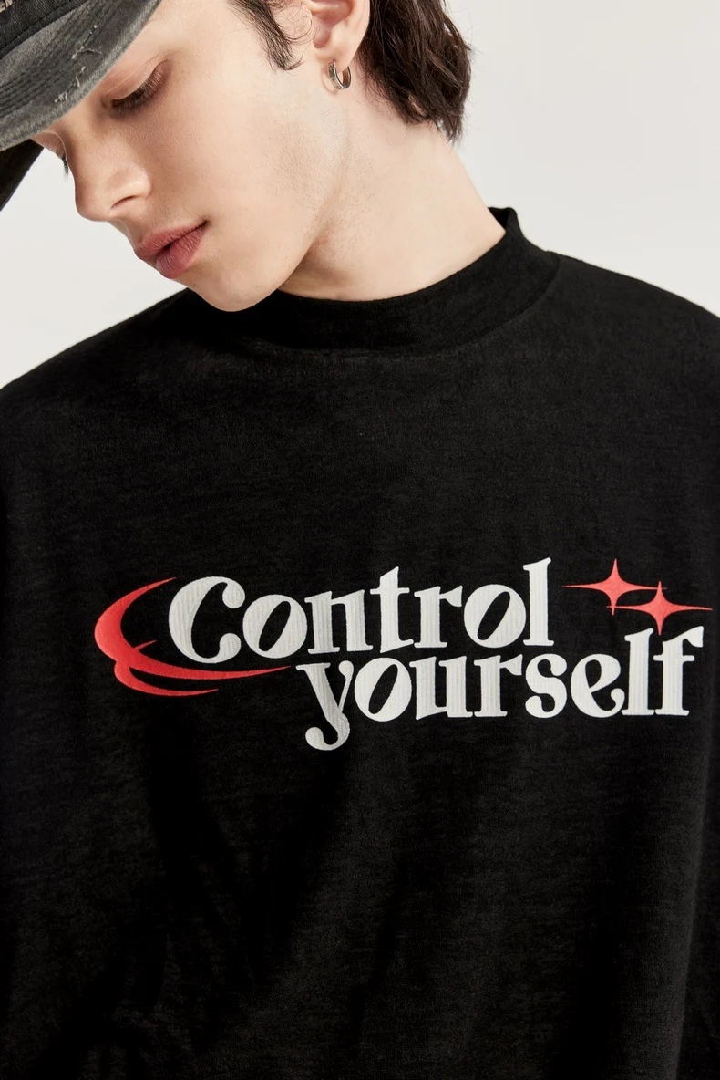 Title 5, Camiseta masculina com estampa de letras soltas...