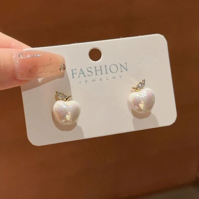 Brincos criativos de pérolas e strass com detalhes de unhas em prata, perfeitos para adicionar brilho e elegância ao seu visual. — foto 2