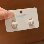 Brincos criativos de pérolas e strass com detalhes de unhas em prata, perfeitos para adicionar brilho e elegância ao seu visual. — foto 2