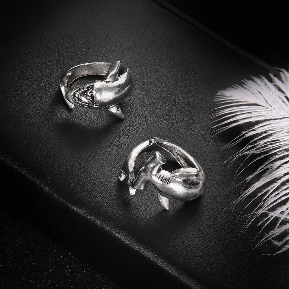 Anel de liga com design de tubarão branco antigo, um acessório ousado que simboliza força e elegância. Perfeito para quem busca um estilo único e marcante. — foto 3