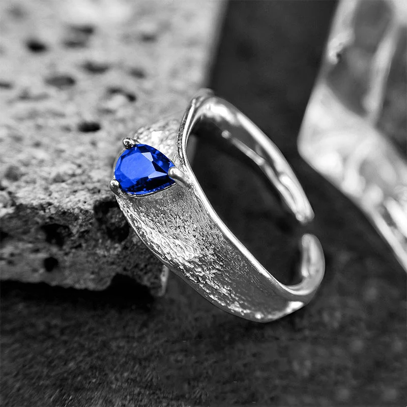 Anel feminino de prata esterlina com textura de safira, um acessório elegante e sofisticado para realçar seu visual com beleza. — foto 3