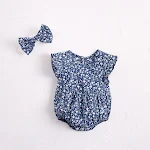 Macacão floral de algodão para meninas no verão, uma peça única e leve, ideal para brincar e aproveitar o sol com conforto. — foto 3