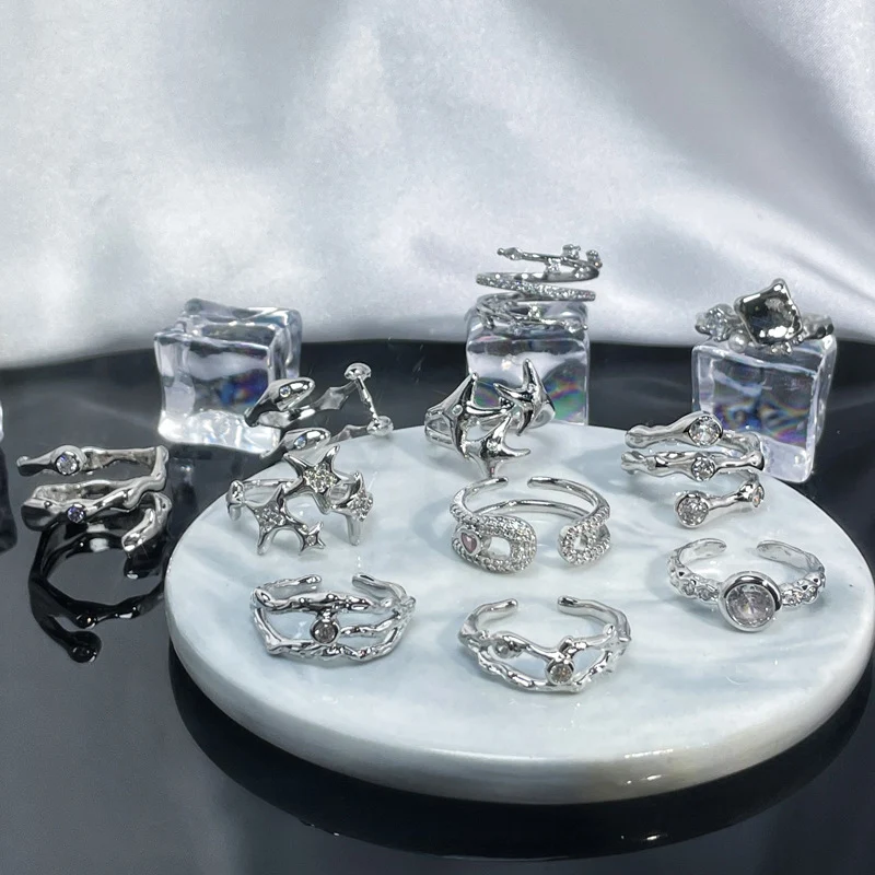 Anel feminino simples e versátil, que combina com tudo. Adicione um toque de elegância ao seu visual diário. O acessório perfeito para qualquer ocasião. — foto 6