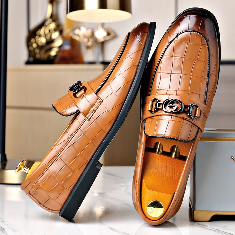 Męskie skórzane buty biznesowe w stylu brytyjskim z klamrą w kształcie konia. Eleganckie i wygodne, idealne na co dzień i do pracy. — zdjęcie 3