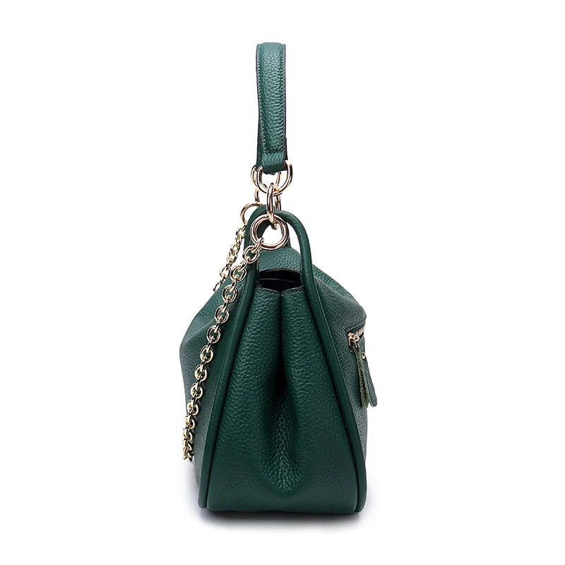 Bolsa tote de couro feminina com detalhe de corrente na ponta. Espaçosa, elegante e ideal para o uso diário. Leve seus pertences com estilo e conforto. — foto 2