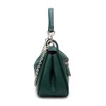 Bolsa tote de couro feminina com detalhe de corrente na ponta. Espaçosa, elegante e ideal para o uso diário. Leve seus pertences com estilo e conforto. — foto 2