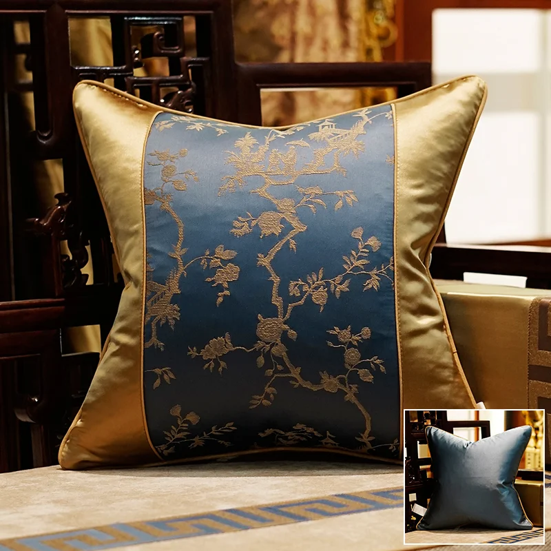 Sofá clássico de mogno para sala de estar com almofadas e capas, proporcionando conforto e elegância ao ambiente. — foto 6