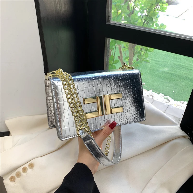 Bolsa feminina com corrente e estampa de pele de cobra em cores doces, um acessório charmoso e vibrante para realçar seu estilo. — foto 9
