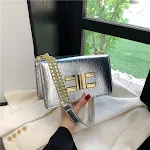 Bolsa feminina com corrente e estampa de pele de cobra em cores doces, um acessório charmoso e vibrante para realçar seu estilo. — foto 9