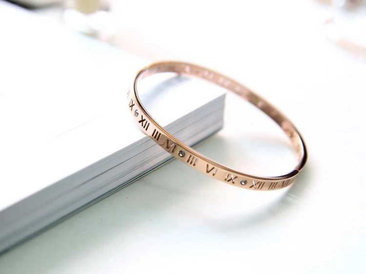 Title 1, Bracelete oca de numeral romano fêmea
