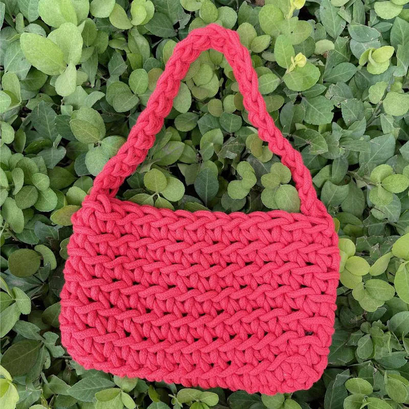 Bolsa de ombro e mão tecida simples e elegante. Leve e prática, ideal para o dia a dia ou eventos casuais. Design moderno e funcional. — foto 5