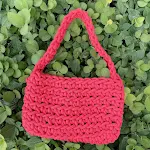 Bolsa de ombro e mão tecida simples e elegante. Leve e prática, ideal para o dia a dia ou eventos casuais. Design moderno e funcional. — foto 5