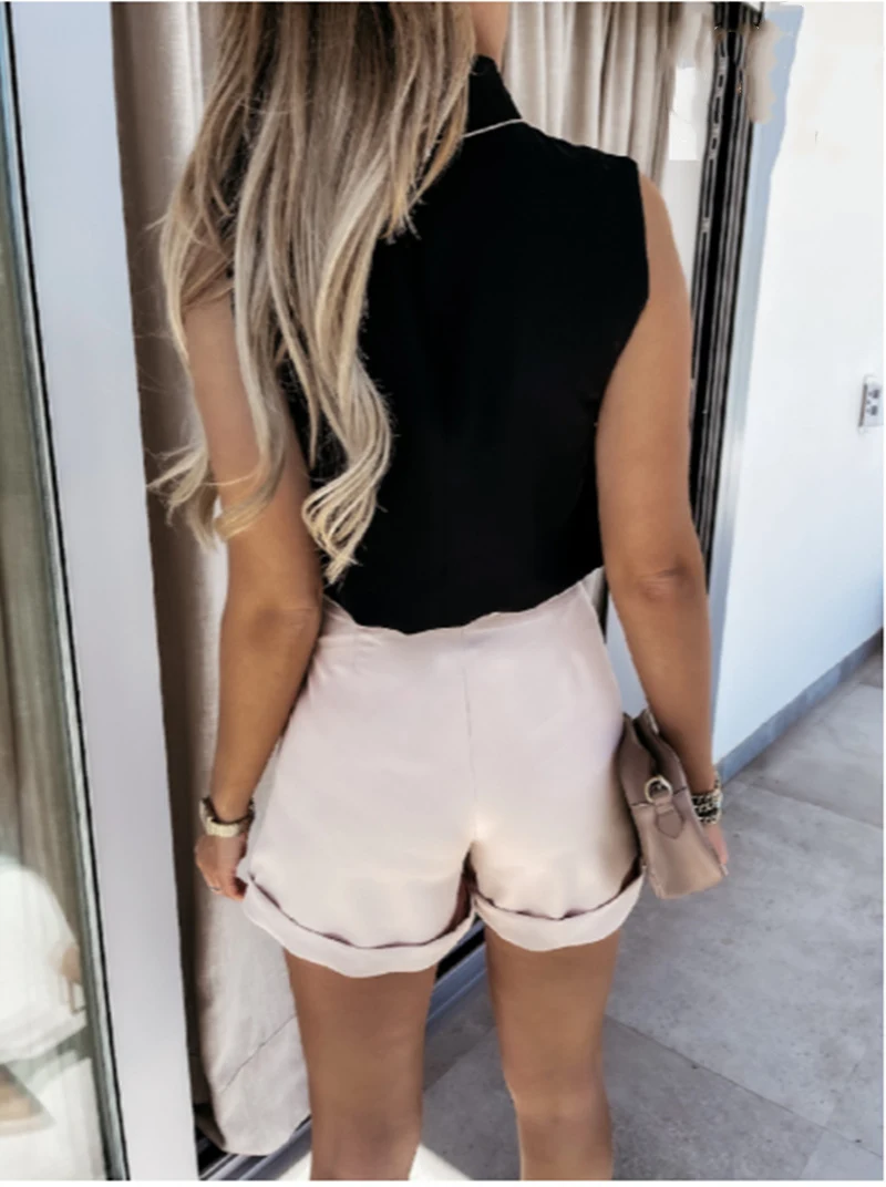 Camisa feminina sem mangas com gola alta e ombreiras. Elegância e sofisticação para looks modernos, valorizando os ombros e a silhueta. — foto 4