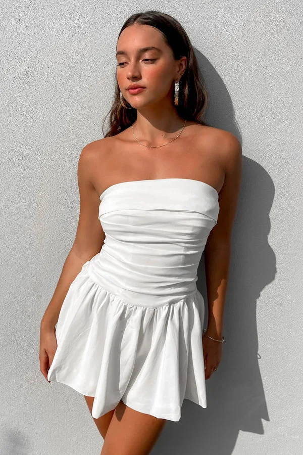 Zomerse dames jumpsuit rok, tube top, rugloos, geplooid, effen kleur. Stijlvol en comfortabel, ideaal voor warme dagen. — foto 4