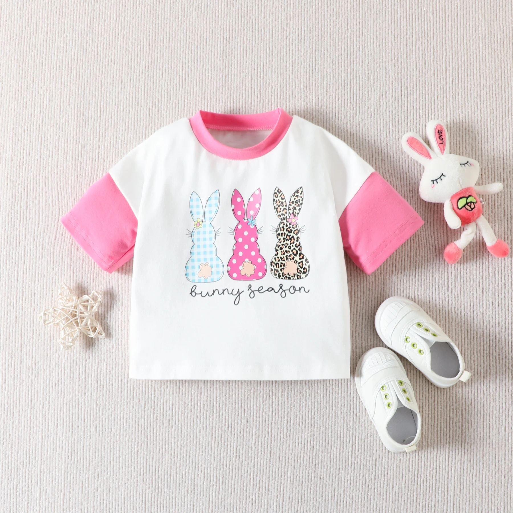 Bedrucktes kurzärmeliges T-Shirt-Anzug. Bequem und stilvoll, ideal für warme Tage. Genieße den Sommer mit diesem lässigen Ensemble. Perfekt für Alltag. — foto 28