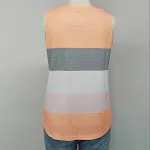 Colete listrado com gola quadrada sem mangas e botões. Top casual europeu e americano, ideal para um visual estiloso e confortável. — foto 3