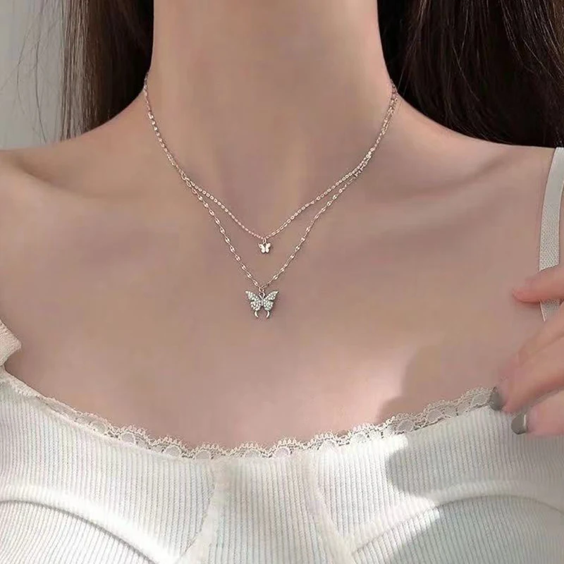 Colar de borboleta dupla banhado a ouro Joias de moda para mulheres. Pingente de borboleta para noivado. Joia animal. Um toque de encanto — foto 7