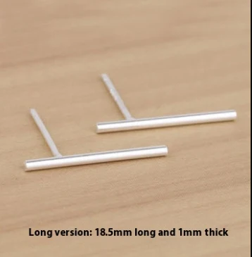 Brincos de haste minimalistas, pequenos e temperamentais, com efeito martelado. Brincos modernos e estilosos para um visual elegante e sofisticado. — foto 1