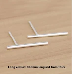 Brincos de haste minimalistas, pequenos e temperamentais, com efeito martelado. Brincos modernos e estilosos para um visual elegante e sofisticado. — foto 1