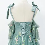 Vestido floral com alças e ombros de fora para irmãs. Perfeito para eventos, confortável e estiloso, ideal para fotos memoráveis. — foto 4
