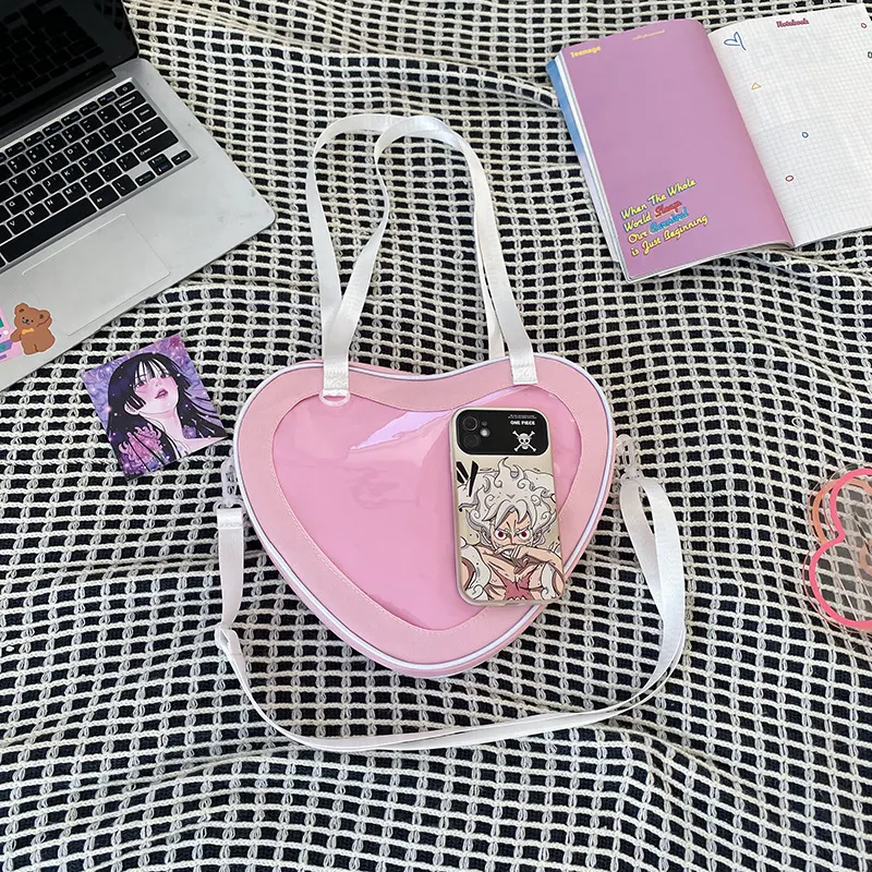 Bolsa transversal transparente em formato de coração, combina com tudo e é perfeita para looks leves e modernos, ideal para diversas ocasiões e estilos. — foto 14