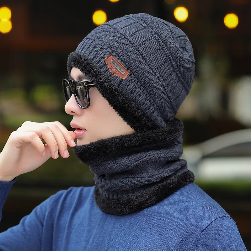 Sciarpa Sportiva da Uomo con Etichetta e Cappello con Fluff — foto 8