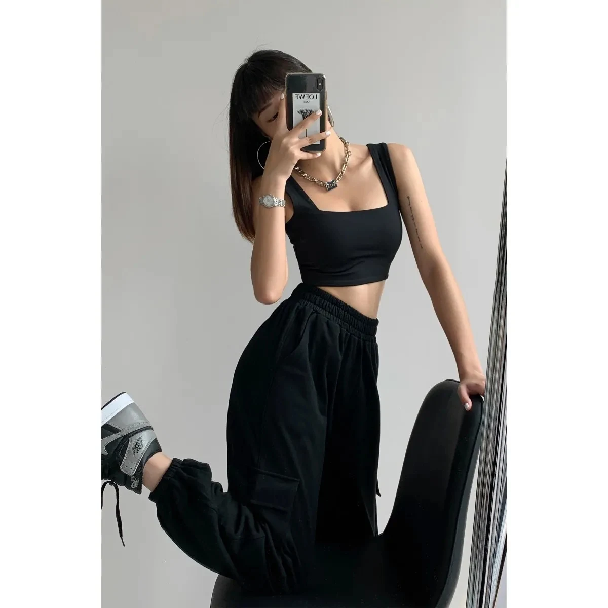 Colete infantil com gola quadrada e decote que valoriza a clavícula. Conforto e estilo para sua menina, ideal para diversas ocasiões. — foto 5