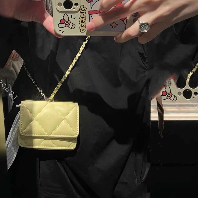 Mini porta-moedas pequeno, estilo perfumado, corrente em losango, crossbody. Leve seus essenciais com charme e praticidade. — foto 5